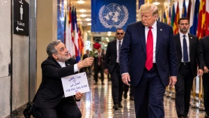 فيديو بالذكاء الاصطناعي لوزير خارجية إيران يحمل وردة يتوسل ترامب قبول اتفاق ينهي الحصار..شاهد ردة فعله عندما تجاهله الرئيس الأمريكي