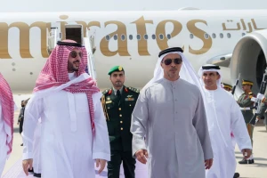 بالفيديو: لحظة وصول نائب الرئيس الإماراتي الشيخ منصور بن زايد إلى الرياض ووزير الدفاع في مقدمة مستقبليه