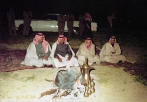 صورة نادرة تجمع الملك عبدالله والملك سلمان والأمير سلطان خلال رحلة "مقناص".. والكشف عن تاريخ ومكان التقاطها