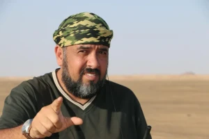 «خسِئتم.. واحلقوا شاربي ولحيتي إن انتصرتم».. محمد العرب يرد على مغرد بتحدٍّ علني بعد حديثه عن مطار مأرب