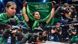 بالفيديو: لحظة فوز المصارعة السعودية فاطمة العماري بالضربة القاضية على منافستها الجزائرية آية لوناس