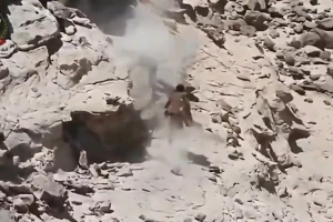 بالفيديو.. لحظة قنص حوثي حاول الهروب في جبال تعز باليمن