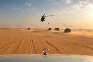 فيديو لقوات عسكرية ضخمة ترافقها المروحيات تتقدم في الصحراء اليمنية.. والهدف: سحق ميليشيات الحوثي