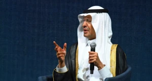 الأمير عبدالعزيز بن سلمان يروي قصة من بدايات أرامكو أثرت في أحد زملائه بعد طرده من كرفان … ويعلق: «لن أنساها»