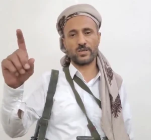 سفكوا الدماء وأخذوا أموال الأبرياء.. بالفيديو: رسالة من شيخ يمني للقبائل الخاضعة تحت سيطرة الحوثيين
