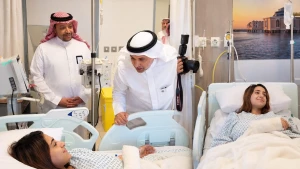 "تفاجأ بأنها لاعبة بنادي الشباب".. بالفيديو: وزير الصحة يزور إحدى المصابات في الاعتداء الحوثي على مطار الملك خالد بالرياض