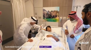 بالفيديو: وزير الصحة يطمئن على مصاب في هجوم الحوثيين على مطار الملك خالد بالرياض..  وطبيب يكشف عن تفاصيل إصابته