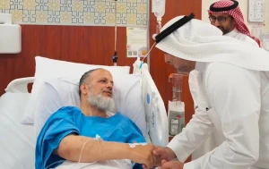 "هذا قدر الله والحمد لله على ما أتى".. بالفيديو.. مصاب في هجوم الحوثي على مطار الملك خالد يكشف تفاصيل حالته الصحية
