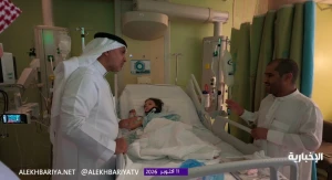 والدها يكشف قصتها لوزير الصحة.. بالفيديو: طفلة أُصيبت في الاعتداء الحوثي على مطار الملك خالد أثناء قدومها من حائل