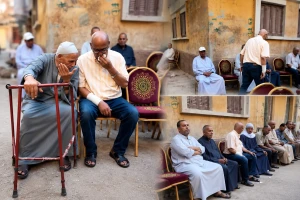 أثناء تلقي العزاء.. بالفيديو: انهيار وبكار والد مضيفة الطيران المصرية إحدى ضحايا العدوان الحوثي على مطار الملك خالد
