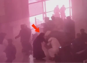 بالفيديو.. موقف شجاع لموظفة سعودية أثناء الاعتداء الحوثي على مطار الرياض.. ساعدت معتمرًا على الخروج رغم الخطر