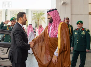 بالصور : ولي العهد يستقبل رئيس الوزراء العراقي
