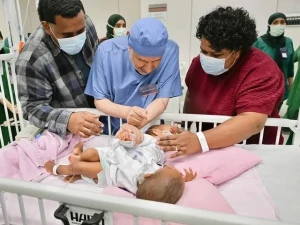 "الربيعة" يكشف تفاصيل عملية فصل التوأم الفيجي "جسبيلي وديسيسيا".. ويحدد نسبة نجاحها!