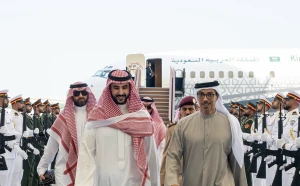 في أبوظبي.. بالصور: الشيخ منصور بن زايد يلتقي وزير الدفاع الأمير خالد بن سلمان ويبحثان مستجدات الأوضاع في المنطقة