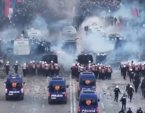 بعد فرنسا…. بالفيديو: احتجاجات عنيفة في ألبانيا  وتدخل مكافحة الشغب وسط مطالبات برحيل رئيس الوزراء