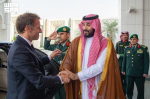 بالصور: ولي العهد يستقبل الرئيس الفرنسي في الرياض