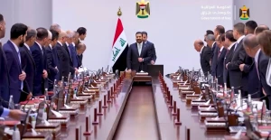 أحدهم وضع أصبعه وآخر وضع يده على ورقة … بالفيديو.. رئيس الوزراء العراقي يفاجئ الوزراء بقسم شرف أمام المصاحف وعدم قبول الهدايا وردة فعلهم تثير الجدل