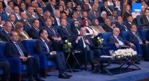 بالفيديو.. الرئيس السيسي للمصريين: «أنا مش معايا تليفون.. ووالله التليفون اللي معاكم ده يا صدقة جارية يا سيئة جارية»