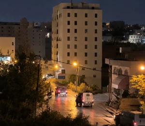 «ضبوا أغراضكم واطلعوا من الحارة».. بالفيديو: الجيش الإسرائيلي يطالب سكان الخليل بإخلاء منازلهم عبر مكبرات الصوت