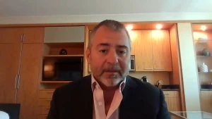 بالفيديو.. طبيب يحذر من استخدام غسول الفم ويكشف مخاطره