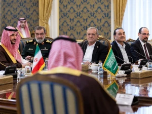 بالصور.. بدء الاجتماع بين ممثلي دول حلف مكة ومسؤولين إيرانيين في طهران