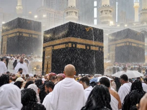 بالفيديو: أمطار غزيرة تهطل على الكعبة والمعتمرون يواصلون الطواف والصلاة