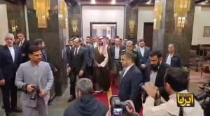 بالفيديو: لحظة مغادرة وزير الدفاع ووفد حلف مكة مقر الاجتماع مع مسؤولين إيرانيين في طهران