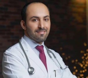 هل يسبب ارتجاع المريء التهاب الأذن؟.. طبيب يُجيب