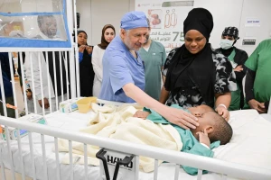 "الربيعة" يكشف تفاصيل عملية فصل التوأم الملتصق التنزاني "لايتيينس ولوفنس".. ويحدد نسبة نجاحها!