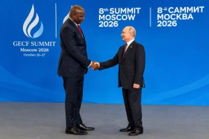 بسبب فارق الطول اللافت بينهما.. صورة مصافحة الرئيس الروسي بوتين ورئيس موزمبيق تثير تفاعلًا على مواقع التواصل