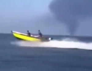 بالفيديو.. زورق صغير يقترب من ناقلة في مضيق هرمز ويزرع عبوتين ناسفتين على هيكلها ويشعل فيها النيران