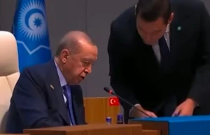 بالفيديو.. ميكروفون يلتقط حوارًا بين أردوغان وأحد الموظفين بعد توقيعه في مكان كازاخستان بالخطأ خلال قمة في تركيا