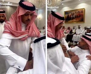 بالفيديو.. مواطن يضع مبالغ مالية في جيوب ضيوفه داخل مجلس ويثير الجدل