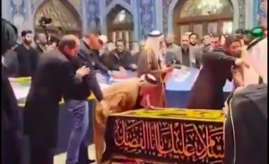 بالفيديو.. شيوخ عشائر عراقية يركعون ويبكون أمام ضريح المرشد الإيراني السابق علي خامنئي في مشهد