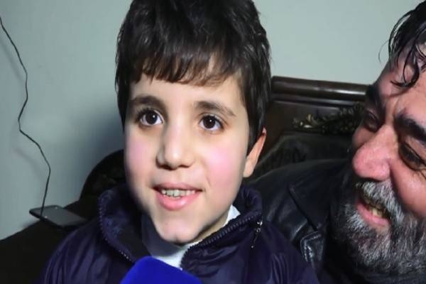 بعد تحريره.. شاهد: الطفل فواز القطيفان يروي تفاصيل مثيرة حول اختطافه ويكشف عن مفاجأة بشأن تعذيبه
