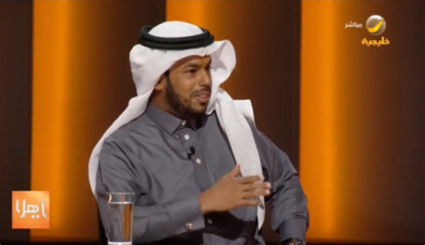 شاهد.. حارس الأمن الذي أصبح أستاذًا جامعيًا يروي تفاصيل جديدة عن طفولته وعمله بائعًا للفل مع عمه الكفيف