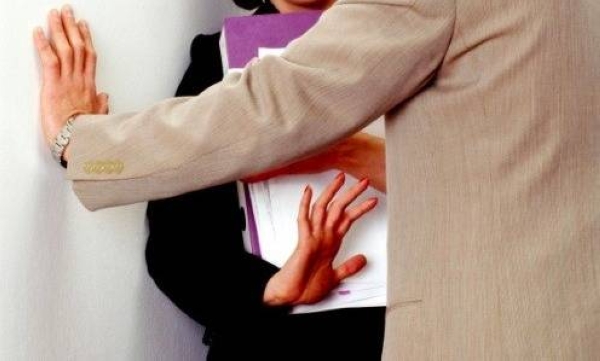 الكشف عن اسم وجنسية المقيم العربي الذي تحرش وهدد موظفة بالقتل  داخل مقر عملها بالرياض