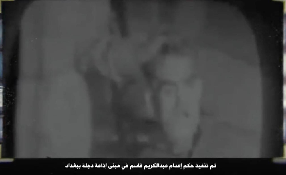 شاهد: لحظة إعدام "عبد الكريم قاسم" في مبنى إذاعة دجلة ببغداد بعد انقلاب عسكري عليه