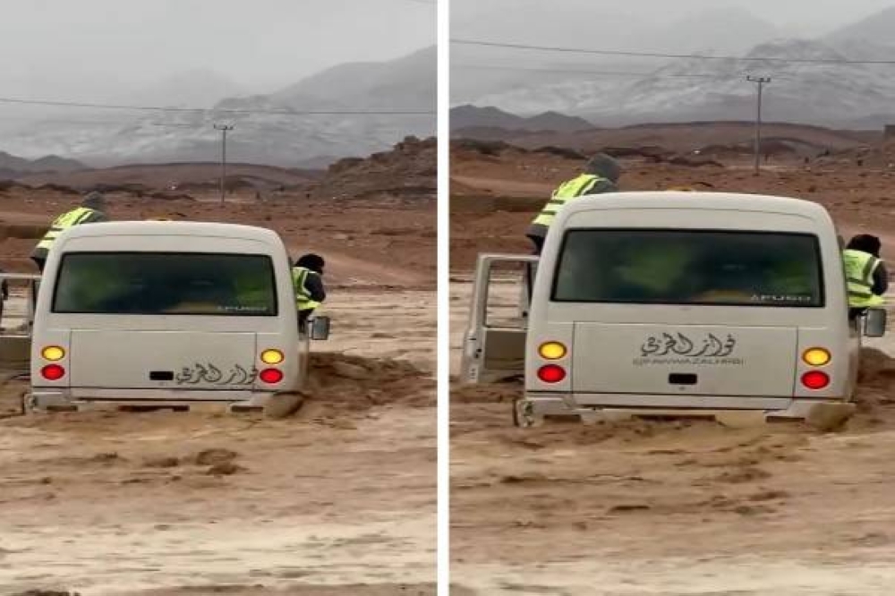 شاهد.. سيول قوية في "الوادي الجديد" بمحافظة "حقل" تحتجز باص بداخله عمال