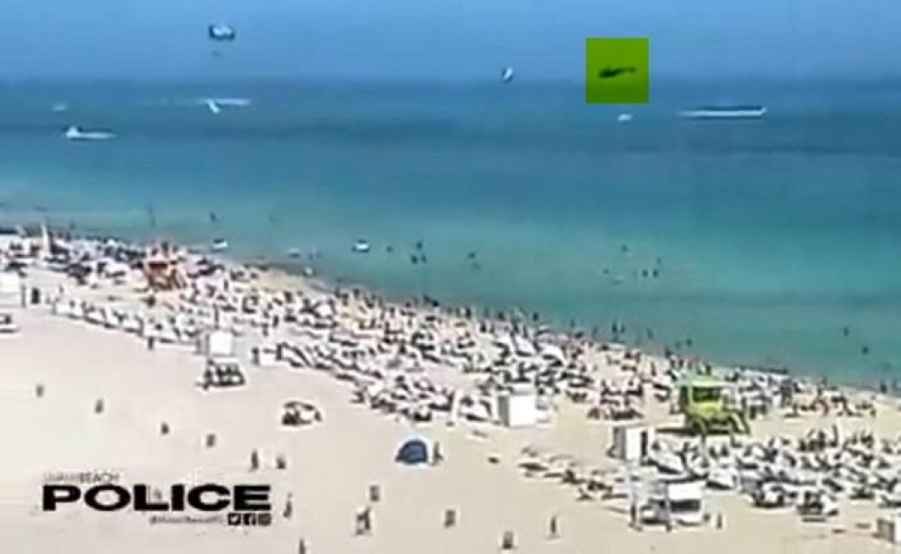 شاهد: طائرة هليكوبتر تسقط فجأة أمام المتنزهين على شاطئ ميامي الأمريكية