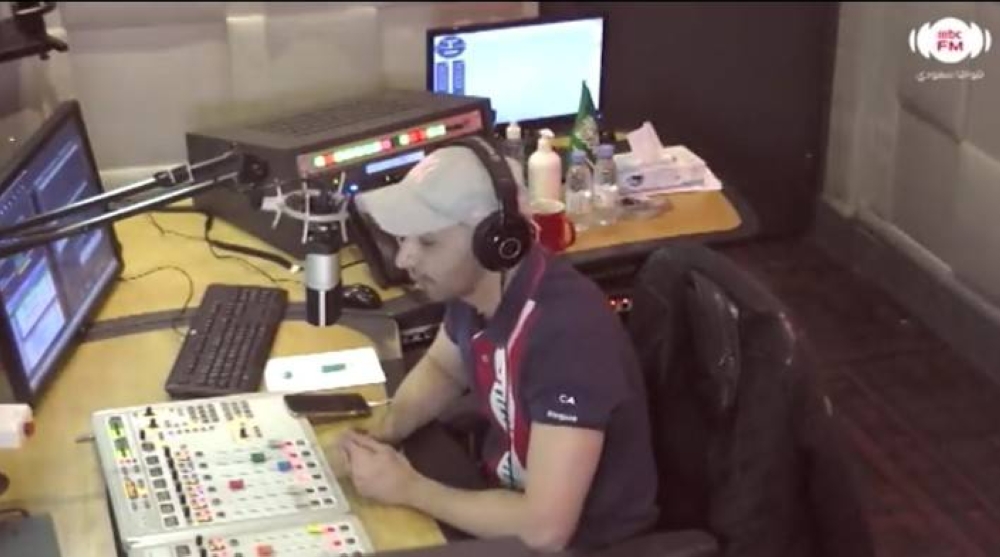 شاهد: متصل يعتذر لطليقته بكلمة" آسف بعدد حبات الرمل" .. والأخيرة تفاجئه بالرد على الهواء !