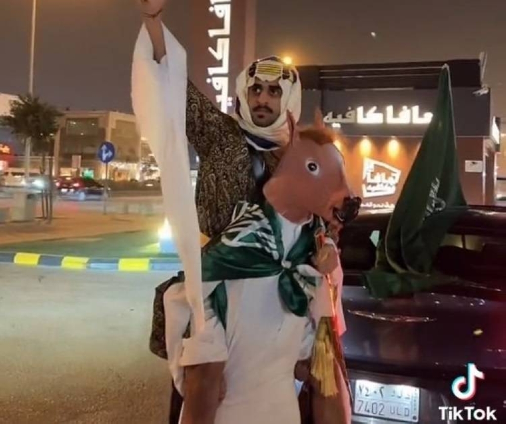 شاهد.. أغرب صورة لشابين أثناء الاحتفال بـ"يوم التأسيس" على طريقة مستخدمي "تيك توك"