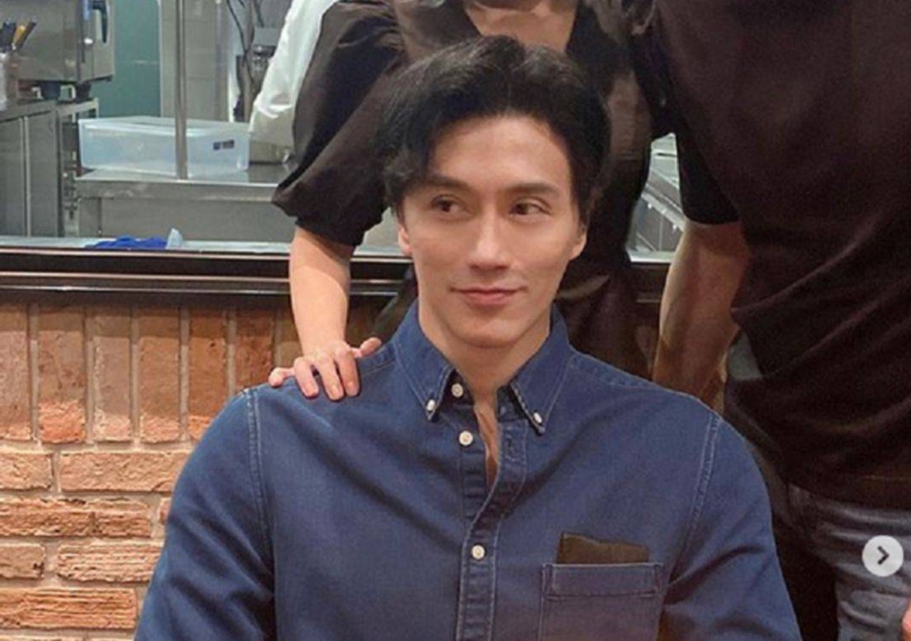 شاهد : ممثل سنغافوري وسيم يثير الجدل باحتفاله بعيد ميلاده .. والجمهور لا يصدق عمره الحقيقي