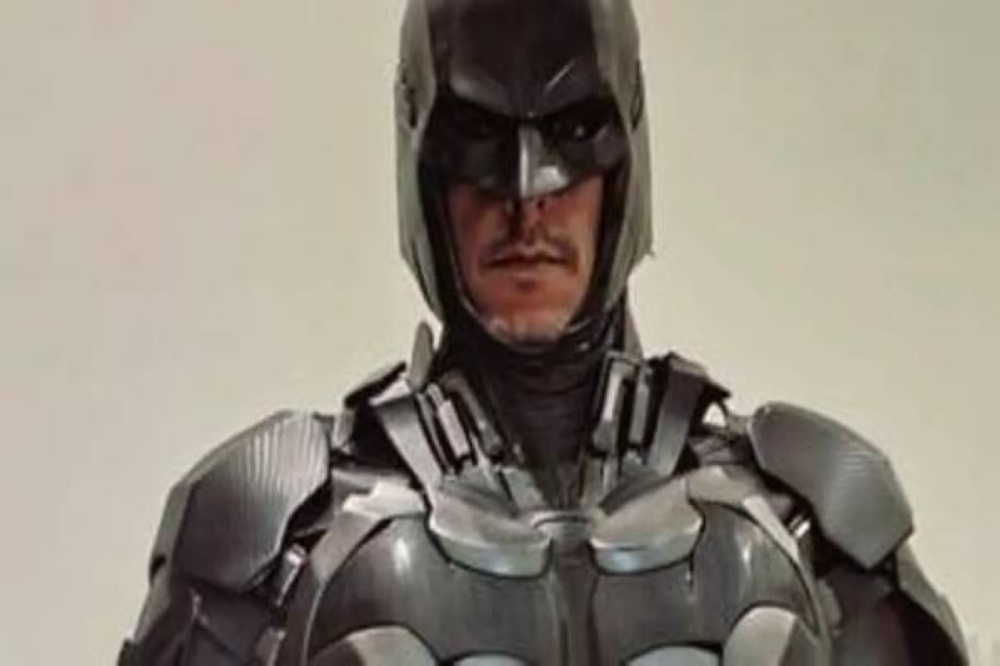 "باتمان"الذي لفت الأنظار في أحد المتاجر بالرياض يكشف عن اسمه وسر ارتدائه زي الرجل الوطواط في الأماكن العامة