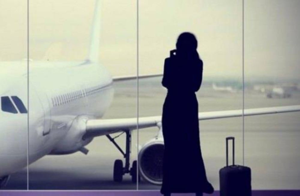 هل يشترط حصول المرأة المتزوجة على تصريح للسفر؟.. "الجوازات" تُجيب