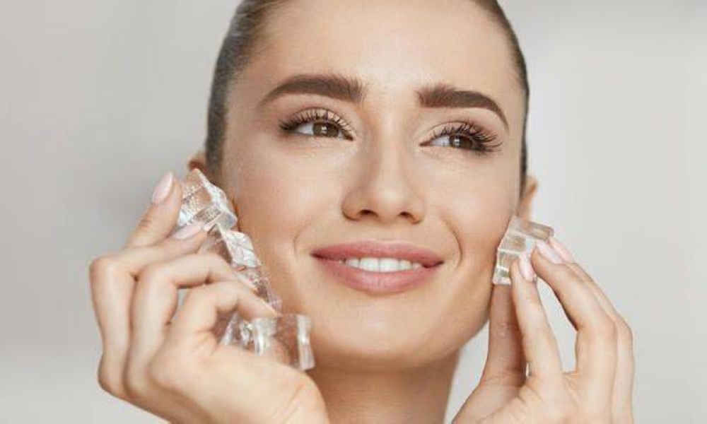 أبرزها "الحد من علامات الشيخوخة".. 8  فوائد "مذهلة" لوضع الثلج على الوجه في الصباح 