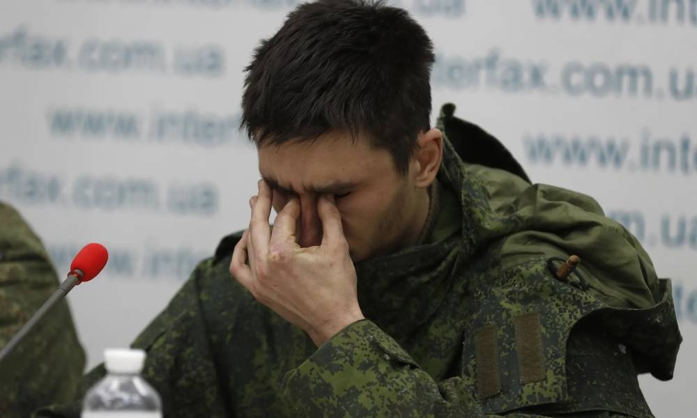 شاهد: بكاء الأسرى الروس لدى الجيش الأوكراني على الهواء.. ومطالبتهم بالانتفاض ضد "بوتين"