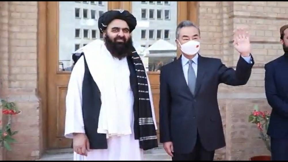 شاهد لحظة استقبال "مسؤول طالبان" لوزير خارجية الصين في أفغانستان