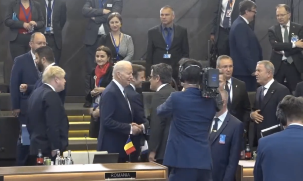 "لا يدري ماذا يفعل".. شاهد: فيديو آخر  محرج لرئيس وزراء بريطانيا وسط رؤساء حلف الناتو!