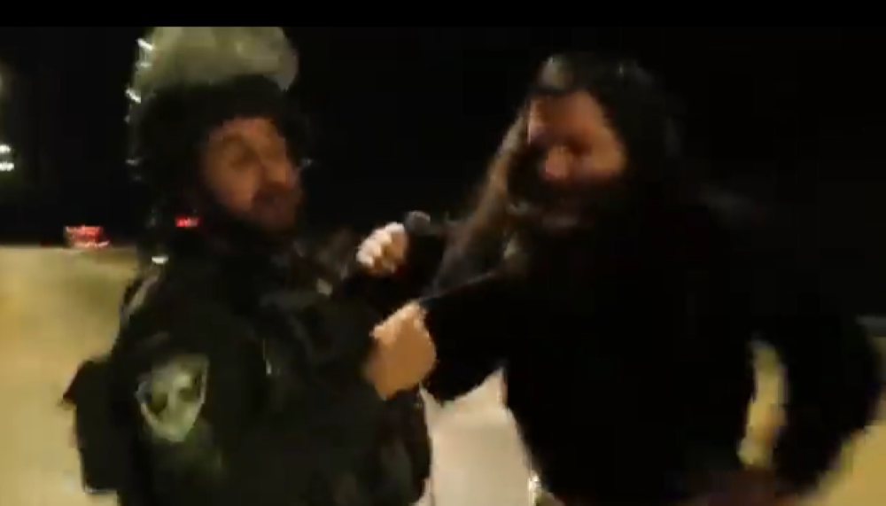 شاهد.. جندي إسرائيلي يسحب  مستوطنًا من لحيته احتج على العملية الإرهابية في تل أبيب!